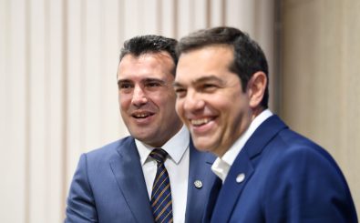 Die Regierungschefs Zoran Zaev (l.) und Alexis Tsipras sind sichtlich guter Dinge. Foto: Dimitar Dilkoff | AFP