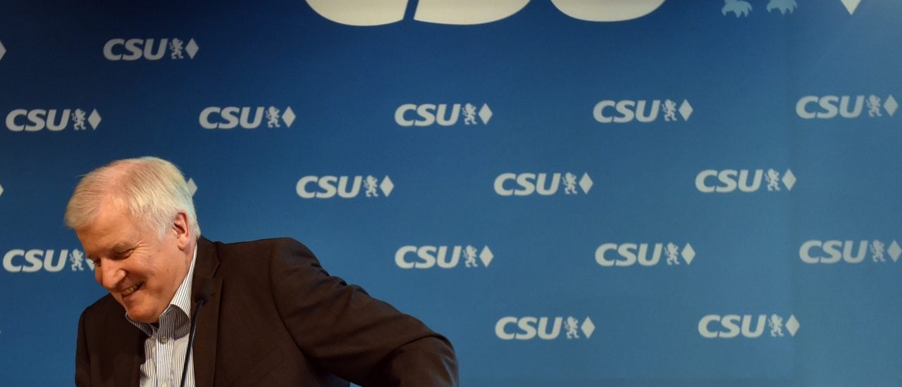 Horst Seehofer verkündet das Verhandlungsergebnis auf einer Pressekonferenz. Foto: Christof Stache | AFP