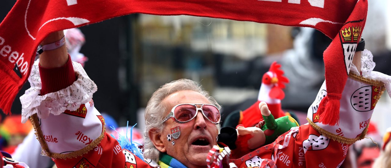 Ein Fan des 1. FC Köln jubelt seinem Team im Karnevalskostüm zu. Foto: Patrick Stollarz | AFP