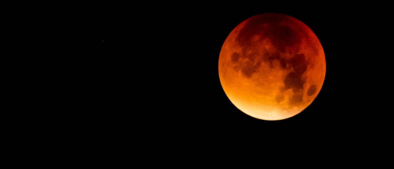 In tiefes Rot wird der Mond bei der heutigen Mondfinsternis gefärbt. Foto: AFP | Philippe Huguen