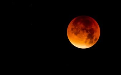In tiefes Rot wird der Mond bei der heutigen Mondfinsternis gefärbt. Foto: AFP | Philippe Huguen
