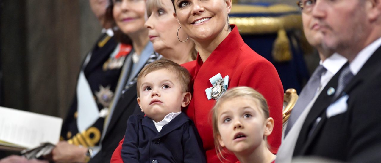 Prinz Oscar guckt verdrießlich in die Gegend. Nur aus Langeweile oder steckt da ein schreckliches Familiengeheimnis dahinter? Foto: Jonas Ekstromer | AFP