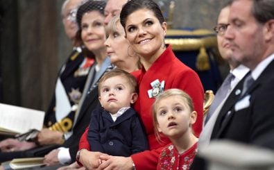 Prinz Oscar guckt verdrießlich in die Gegend. Nur aus Langeweile oder steckt da ein schreckliches Familiengeheimnis dahinter? Foto: Jonas Ekstromer | AFP