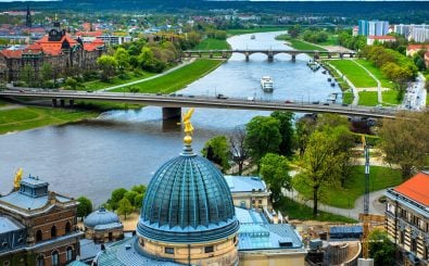 Der Blick auf die Elbe und den Dresdener Lipsiusbau. Foto: Seqoya | Shutterstock.com