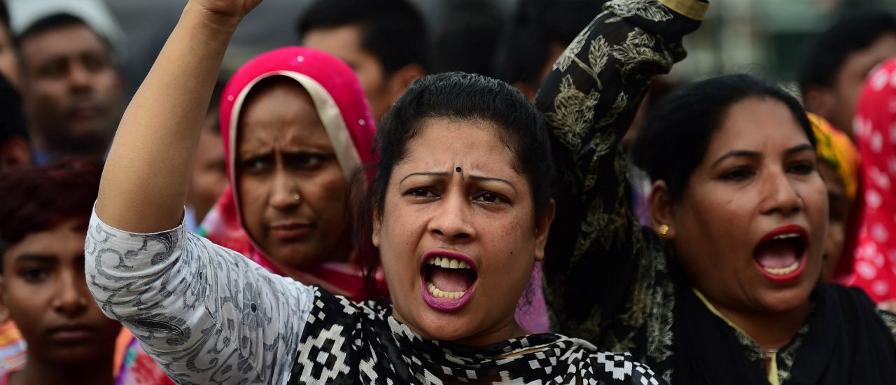 Am fünften Jahrestag des Unglücks in Bangladesch protestieren Textilarbeiterinnen. Foto: STR | AFP
