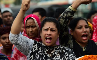 Am fünften Jahrestag des Unglücks in Bangladesch protestieren Textilarbeiterinnen. Foto: STR | AFP