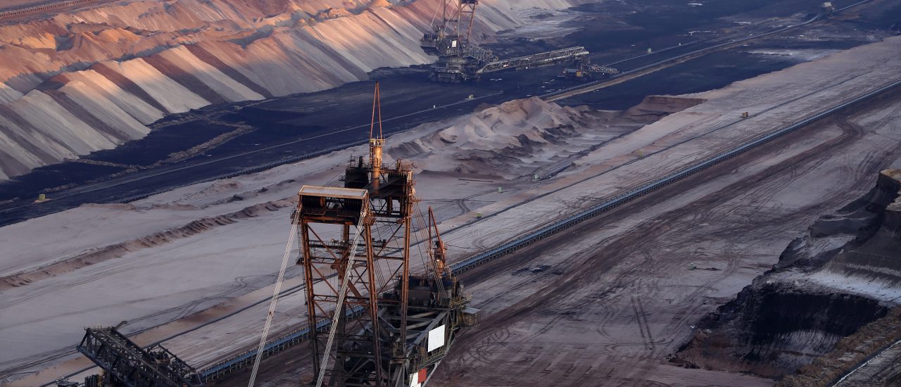 Alle wollen raus aus der Kohle, bislang ist der Kohleausstieg aber noch nicht in Sicht. Was kann man also tun, um sich selbst zu engagieren? Foto: corlaffra | Shutterstock.com