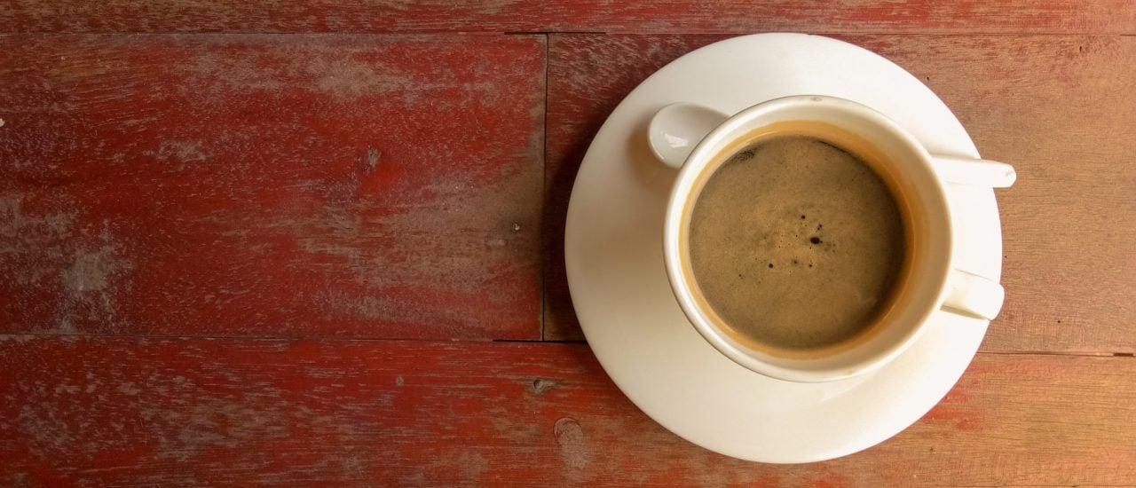 Eine gute Tasse Kaffee hat eine Crema und wird in einer Porzelantasse serviert, nicht im Pappbecher. Foto: Tony Ton | Shutterstock