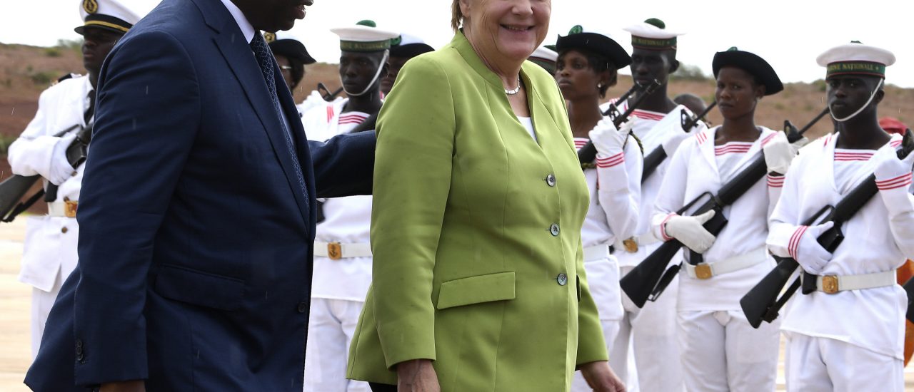 Die Bundeskanzlerin wird auf ihrer Westafrika-Reise von dem senegalesischen Präsident Macky Sall in Diass empfangen. Foto: Seyllou | AFP