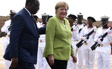 Die Bundeskanzlerin wird auf ihrer Westafrika-Reise von dem senegalesischen Präsident Macky Sall in Diass empfangen. Foto: Seyllou | AFP