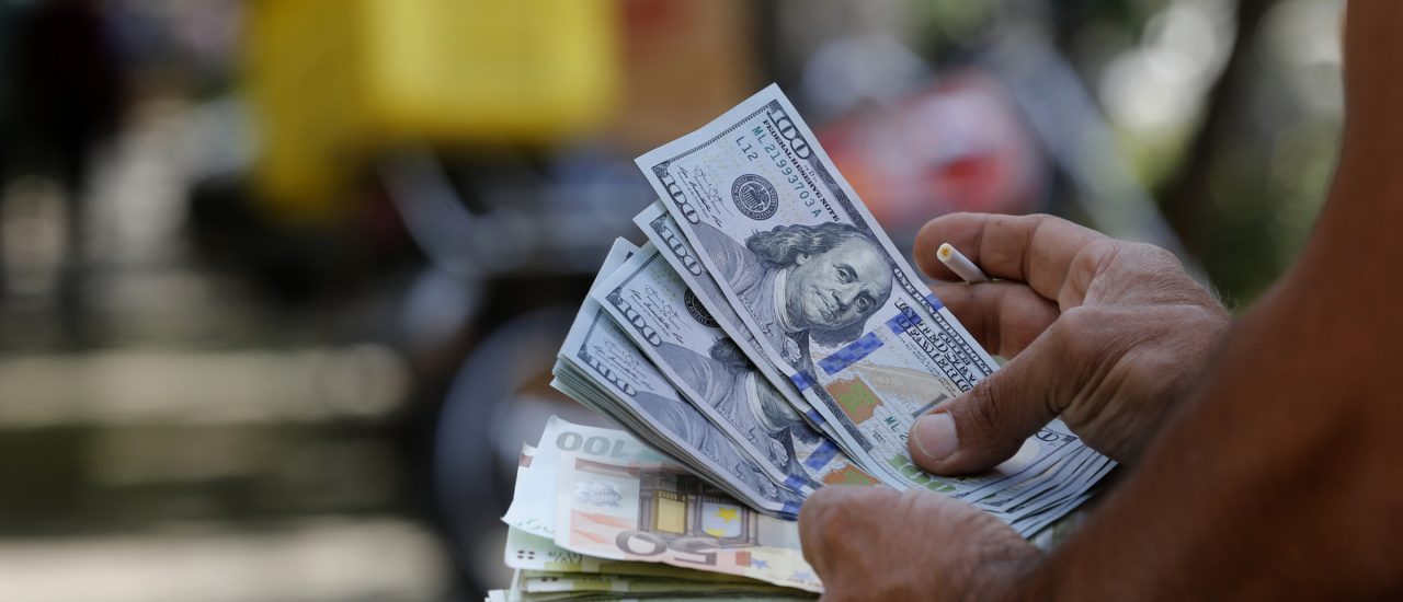 Sanktionen schwächen häufig die lokale Währung. Foto: Atta Kenare | AFP