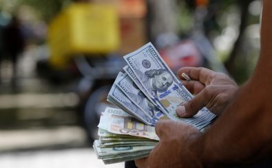 Sanktionen schwächen häufig die lokale Währung. Foto: Atta Kenare | AFP