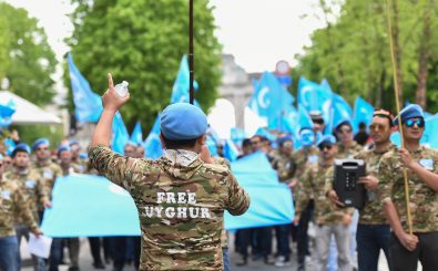 Uiguren demonstrieren in Brüssel gegen die Repressionen in China. Foto: Emmanuel Dunand | AFP
