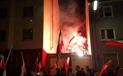 Auf der Demonstration in Dortmund werden Bengalos gezündet und schwarz-weiß-rote Fahnen geschwenkt. Foto: Robert Rutkowski | robert-rutkowski.de