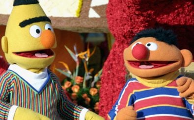 Das Bild zeigt die beiden Figuren der Kinderserie Sesamstraße: Ernie und Bert. 50 Jahre zusammen: Für manche sind sie beste Freunde, für andere ein Paar.Foto: Matthew Simmons | Getty Images North America / AFP