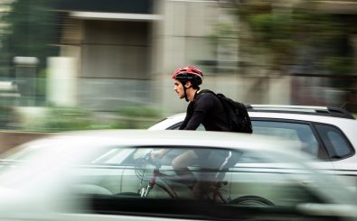 Sich als Radfahrer im Straßenverkehr zu bewegen ist oft mit Gefahren verbunden. Projekt „SimRa“ will solche Gefahren vorbeugen. Foto: Eduardo Enrietti | unsplash.com
