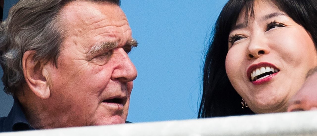Gerhard Schröder und seine Frau Kim So-yeon wirken nicht so, als hätten sie Probleme. Foto: Odd Andersen | AFP