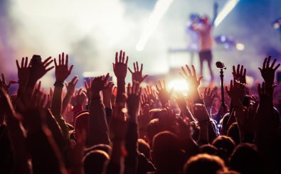 Viele Menschen beschreiben, dass sie ein Schlüsselerlebnis bei einem Live-Konzert hatten. Foto: Shutterstock | Melinda Nagy