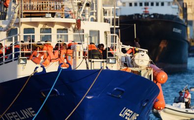 Eine Woche lang trieb die Lifeline mit 235 geretteten Menschen an Bord auf dem Mittelmeer. Foto: Matthew Mirabelli | AFP