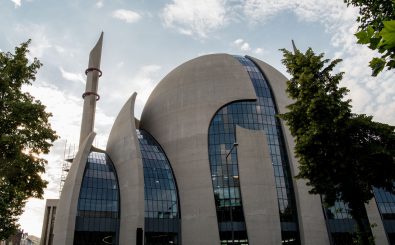 Auch um der politischen Einflussnahme durch die Türkei entgegenzuwirken, sollen Imame zukünftig in Deutschland ausgebildet werden. Hier die Ditib-Zentralmoschee in Köln, die Präsident Erdogan 2018 eingeweiht hat. Foto:  Maja Hitij | AFP