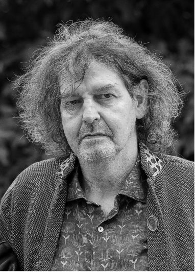 Josef Oberhollenzer - ist Autor von Lyrik, Prosa und Theaterstücken. Er lebt und arbeitet in Bruneck, in Südtirol. 