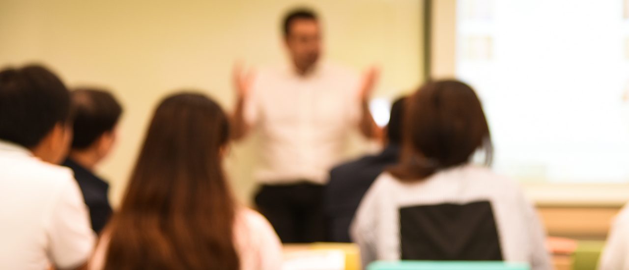 Wie können Lehrer auf Rechtsextremismus im Klassenzimmer reagieren?. Foto: JPeerati | Shutterstock.com