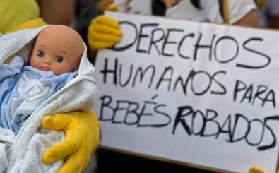 „Menschenrechte für die gestohlenen Babys“. Während des Prozesses forderten Demonstranten Gerechtigkeit für die Betroffenen des jahrelangen Babyraubs. Foto: Oscar del Pozo | AFP
