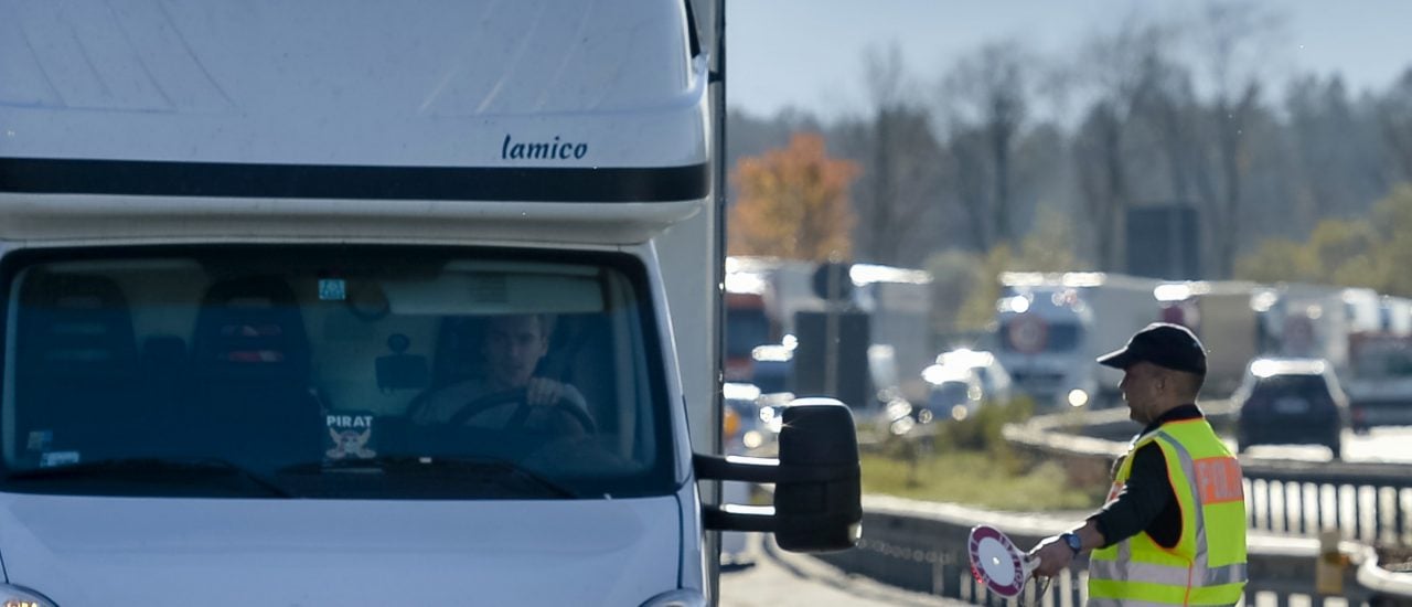 Kontrollen an EU-Ländergrenzen darf nur die Bundespolizei durchführen. Die bayerische Landespolizei muss ihren Dienst dort einstellen. Foto: Guenter Schiffmann | AFP