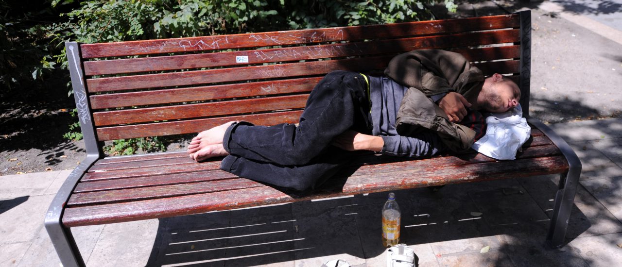 Schlafen auf einer Parkbank steht in Ungarn seit Montag unter Strafe. Foto: Attila Kisbenedek | AFP