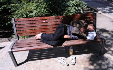 Schlafen auf einer Parkbank steht in Ungarn seit Montag unter Strafe. Foto: Attila Kisbenedek | AFP