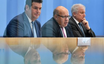 In einer Pressekonferenz haben die drei Minister Hubertus Heil (SPD), Peter Altmaier (CDU) und Horst Seehofer (CSU) heute die Grundzüge des neuen Zuwanderungsgesetz vorgestellt. Foto: John MacDougall | AFP