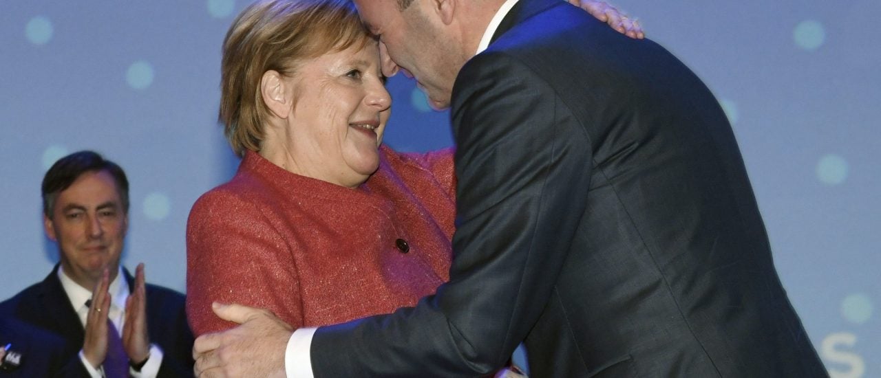 Kanzlerin Merkel gratuliert Manfred Weber in Helsinki zur Nominierung. Foto: Markku Ulander / AFP