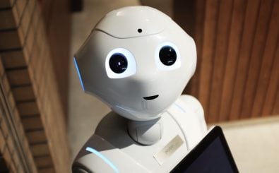 Ein Roboter könnte bald neben uns auf Arbeit sitzen und dieselben Tätigkeiten verrichten. Ist das die Zukunft oder eher eine Story wie in Hollywood? Foto: Alex Knight | unsplash.com