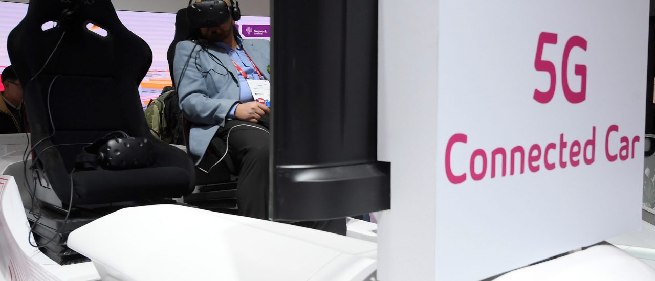 Ein Besucher des Mobile World Congress testet ein 5G-fähiges Auto mit einer Virtual-Reality-Brille. Foto: Lluis Gene | AFP