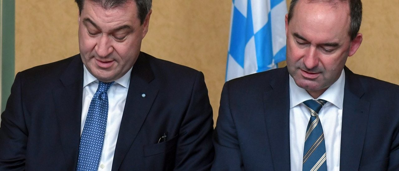 Am Montagmorgen haben Ministerpräsident Markus Söder und Freie Wähler-Chef Hubert Aiwanger den neuen Koalitionsvertrag unterzeichnet. Foto: Christof Stache | AFP