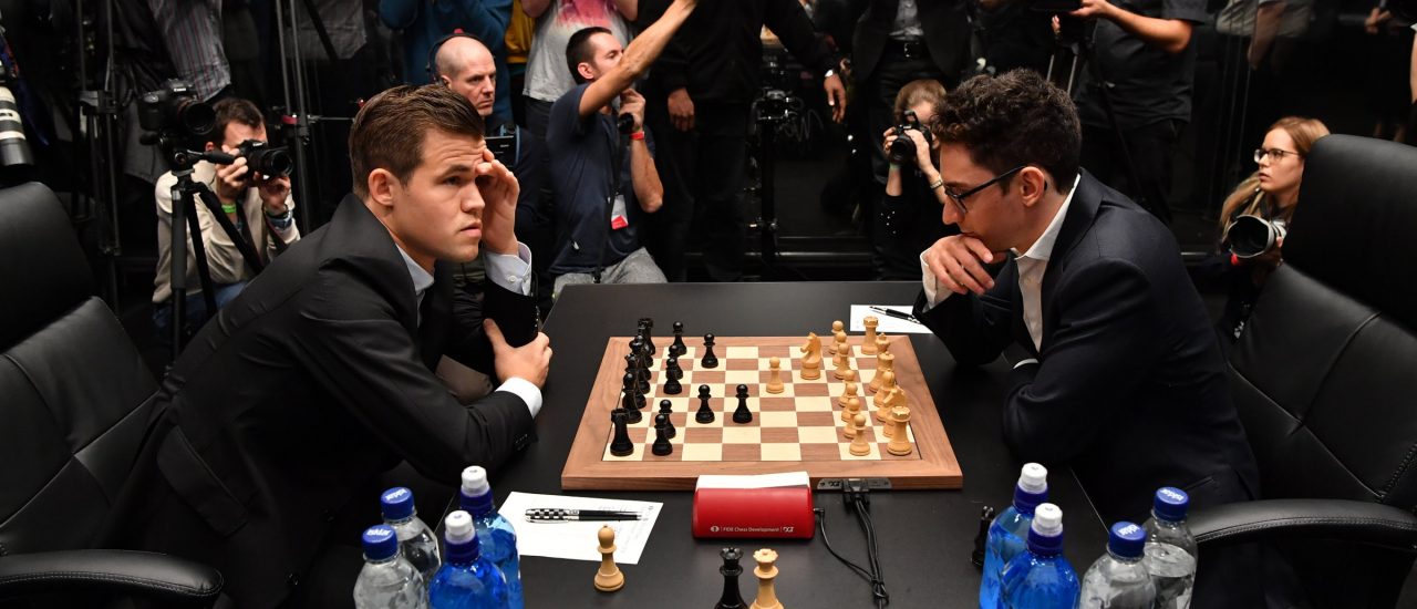 Die Posterboys der Schachsuperlative Magnus Carlsen und Fabiano Caruana werden am Mittwoch das entscheidende Spiel um die Weltmeisterschaft begehen. Foto: Ben Stansall | AFP