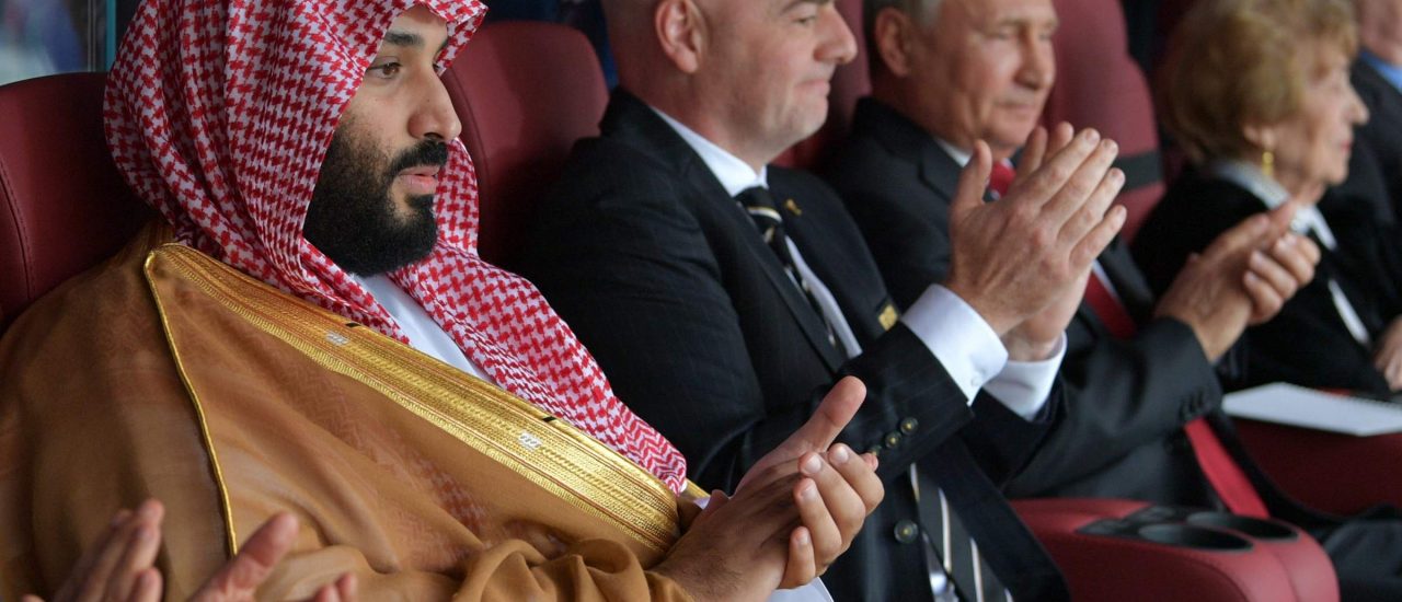 Der saudische Kronprinz Mohammed bin Salman mit Fifa-Chef Gianni Infantino. Foto: AFP | Alexey Druzhinin