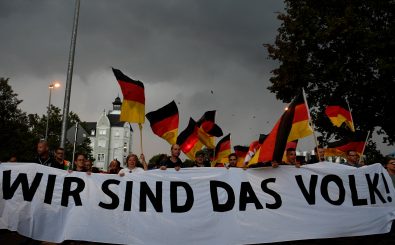 Chemnitz und der Slogan „Wir sind das Volk“ stehen deutlich für einen Anstieg rechtsextremer Einstellungen in Deutschland. Foto: John Macdougall | AFP