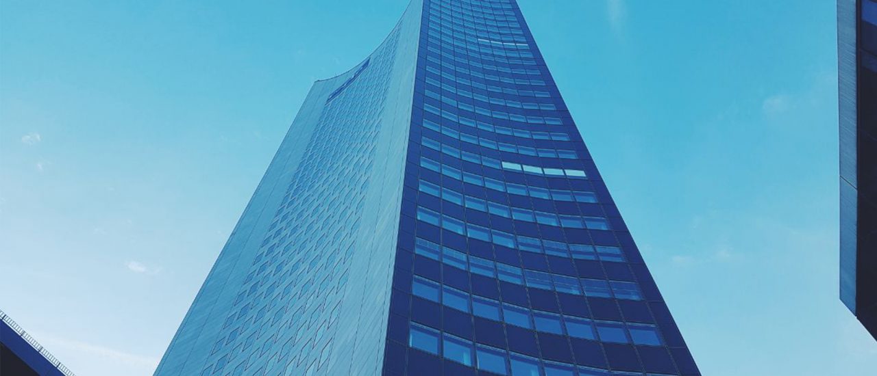 Ganz oben am höchsten Gebäude Leipzigs ist der Schriftzug zu lesen: EEX, European Energy Exchange. Hier wird der deutsche Strom gehandelt. Foto: Christian Eichler | detektor.fm