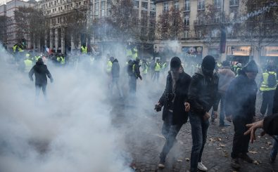Demonstranten in Paris flüchten vor Tränengas. Foto: Lucas Barioulet | AFP