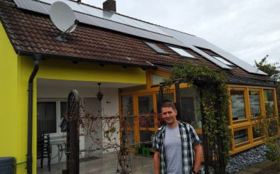 Matthias Röschinger und seine Photovoltaik-Anlage. Foto: detektor.fm | Jan Philipp Wilhelm