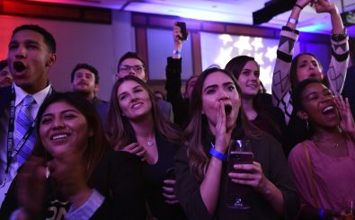 Wahlnachtsparty in Washington: Die Demokraten feiern ihre Mehrheit im Repräsentatenhaus. Foto: Brendan Smialowski | AFP