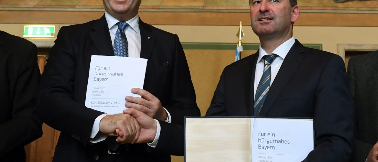 Der Vorsitzende der Freien Wähler Hubert Aiwanger und Markus Söder von der CSU nach der Unterzeichnung des Koalitionsvertrags. Foto: Christof Stache | AFP
