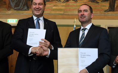 Der Vorsitzende der Freien Wähler Hubert Aiwanger und Markus Söder von der CSU nach der Unterzeichnung des Koalitionsvertrags. Foto: Christof Stache | AFP