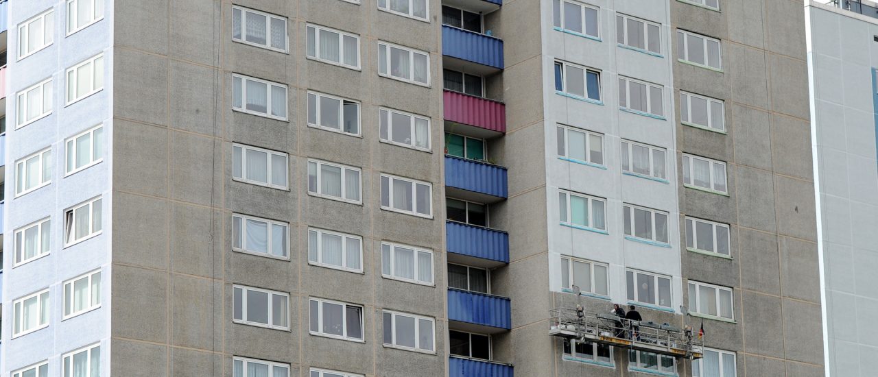 Plattenbauten stellen oft bezahlbaren Wohnraum dar. Foto: Johannes Eisele | AFP