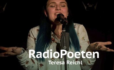 Teresa Reichl liest in der zweiten Staffel von den RadioPoeten ihren Text „Alte Frauen am Bahnhof“. Foto: Heldenfotos | Teresa Reichl