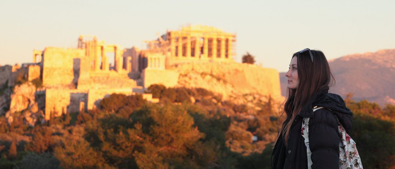 Eine griechische Studentin vor der Akropolis. Foto: Katerina Planina | shutterstock.com