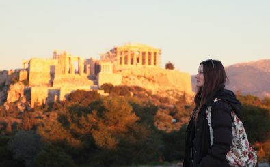 Eine griechische Studentin vor der Akropolis. Foto: Katerina Planina | shutterstock.com