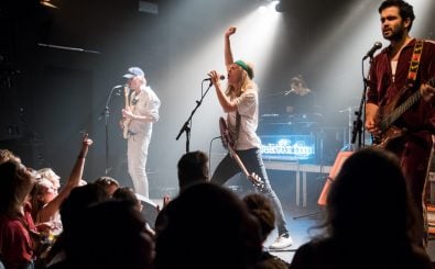 Profi-Posen von Kakkmaddafakka beim detektor.fm-Geburtstag. Foto: Susann Jehnichen
