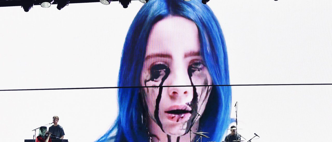 Auch live spielt Billie Eilish das Video zu ihrer neue Single als Visual. Foto: Kevin Winter | AFP